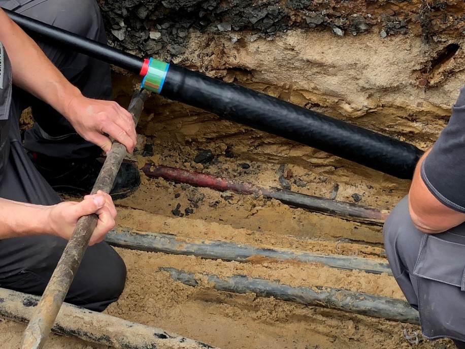 … und von den Stadtwerke-Monteuren durch ein neues Stück Kabel ersetzt